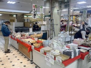ベルシャイン伊那店にて「よって菓子」で販売