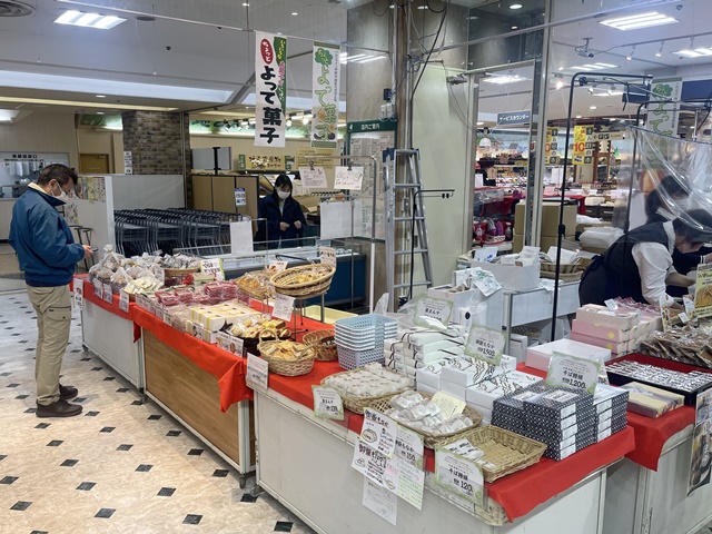 ベルシャイン伊那店にて「よって菓子」で販売
